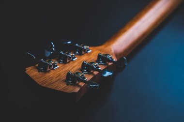 Geleneksel ahşap gitar, müzik sanatı akustik müzik enstrümanı, klasik folk gitarın bir parçası.