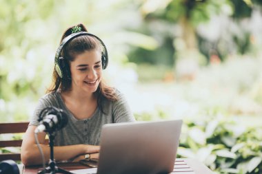 Evden video görüşmesi için teknoloji bilgisayarı kullanan bir kadın, laptop ve internetle iş iletişimi, internet üzerinden çalışma ve görüşme, ofisten uzak konferans