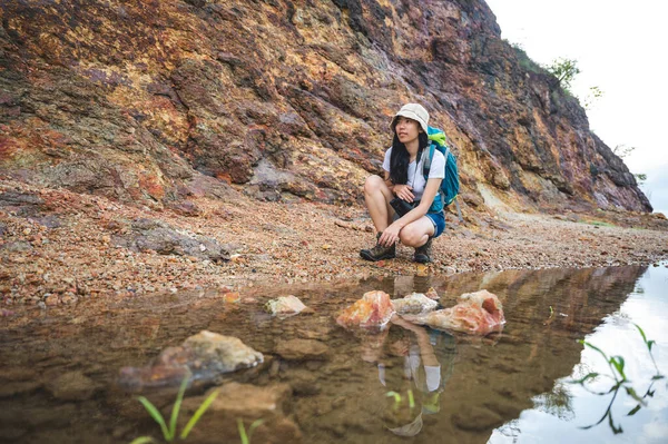 Escursionista Donna Persona Con Zaino Piedi Viaggiare Montagna Natura All — Foto Stock