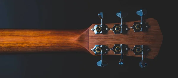 Geleneksel ahşap gitar, müzik sanatı akustik müzik enstrümanı, klasik folk gitarın bir parçası.
