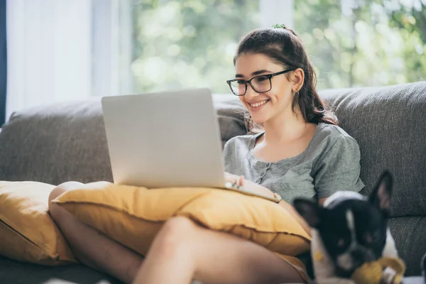 Mujer Persona Que Usa Computadora Tecnología Videollamada Del Hogar Comunicación Imágenes de stock libres de derechos