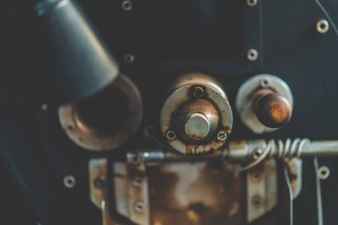 Kahve çekirdeği kızartma makinesi ekipmanları içecek işi için çalışıyor, kafe için kızartma hazırlama işlemi, aromatik kahverengi kahve kavrulmuş, aroma espresso sıcak içeceği..