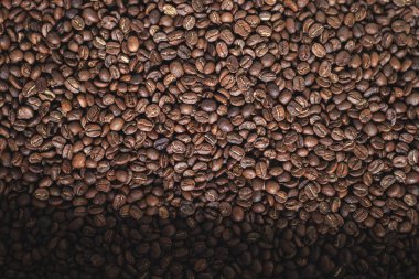 Kahve çekirdeği kızartma makinesi ekipmanları içecek işi için çalışıyor, kafe için kızartma hazırlama işlemi, aromatik kahverengi kahve kavrulmuş, aroma espresso sıcak içeceği..