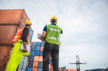 Uluslararası bir nakliye bölgesinde çalışan ustabaşı, mühendis ve işadamlarının iş ortağı, iş endüstrisi kavramı ve konteynır deposunda çalışma