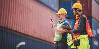 Uluslararası bir nakliye bölgesinde çalışan ustabaşı, mühendis ve işadamı ortaklığı, iş endüstrisi kavramı ve ithalat ve ihracat için konteynır sahasında çalışma