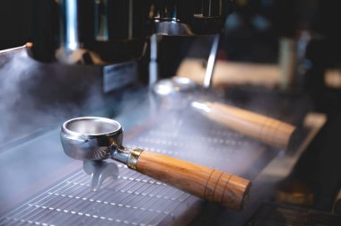 Kafedeki espresso kahve makinesi, kahve yapan profesyonel barmen, bir dükkan veya restoranda barın üzerinde bir fincan kafein, modern kahve dükkanı, kahverengi kapuçino içecek üreticisi.