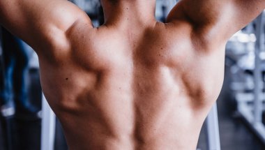 Spor salonunda güçlü sağlıklı insan egzersizi ve antrenman eğitimi, sporcu gücü yetişkin kadın ve erkek vücut kas geliştirme ekipmanları ile aktif.