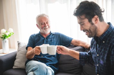 Büyük baba ve yetişkin oğul aile kavramı, ev hayatı birlikte mutlu, gülümsüyor ve eğleniyor, baba ve çocukluk