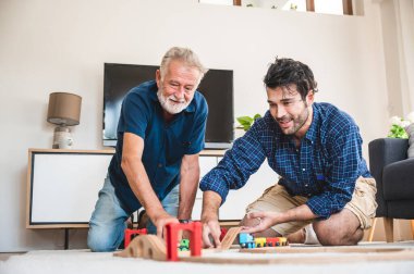 Büyük baba ve yetişkin oğul aile kavramı, ev hayatı birlikte mutlu, gülümsüyor ve eğleniyor, baba ve çocukluk