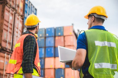 Uluslararası bir nakliye bölgesinde çalışan ustabaşı, mühendis ve işadamı ortaklığı, iş endüstrisi kavramı ve ithalat ve ihracat için konteynır sahasında çalışma