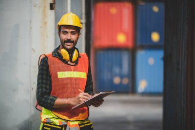 Sanayi lojistik kargo taşımacılığı, ihracat ve ithalat için konteynır terminalinde çalışan mühendis ustabaşı, depo teslimat taşımacılığı, limanda güvenlik kontrolü.