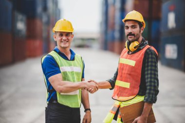 Sanayi lojistik kargo taşımacılığı, ihracat ve ithalat için konteynır terminalinde çalışan mühendis ustabaşı, depo teslimat taşımacılığı, limanda güvenlik kontrolü.