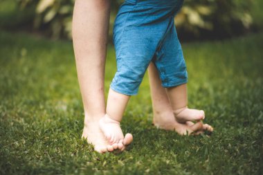 Babalar Günü konsepti, baba ve çocuk oğlu aile evde sevgiyle yaşıyor, babalar gününde mutlu çocukluk, tatilde babalık kavramı.