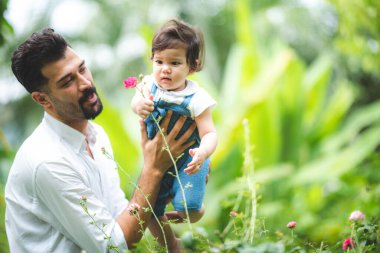 Aile bireyleri kavramı, baba ve bebek eğlencesi açık hava çimen bahçesinde oynamak, eğlenceli ve mutlu bir gülümseme, çocukluk ve ebeveyn sevgisi yazları evde.