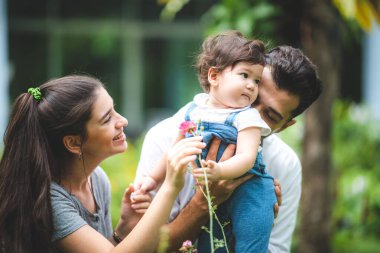 Parkta küçük oğlu olan mutlu bir aile. 