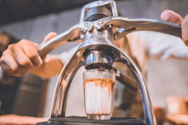 Profesyonel barista, antika kafede taze kahve, bir fincan kahverengi aroma sıcak espresso, sabah için kafein, kahve çekirdeği ve kahvaltı arkaplanı.