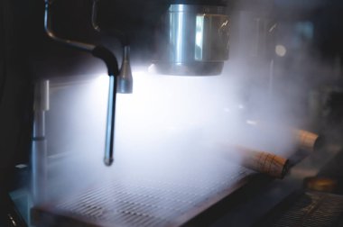 Kafede kahve fincanına espresso yapan profesyonel barista, kafein makinesi, sıcak suyu elle dolduran kişi, sabah kahvaltısı, sıcak içecekteki taze aroma.