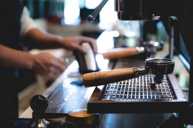 Kafede kahve fincanına espresso yapan profesyonel barista, kafein makinesi, sıcak suyu elle dolduran kişi, sabah kahvaltısı, sıcak içecekteki taze aroma.