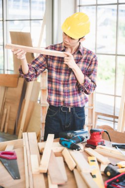 Marangoz marangoz ahşap sanayi aracı ve ahşap teçhizat kerestesi ile ahşap ahşap ahşap ahşap döşeme, marangoz arka planı, malzeme mobilya