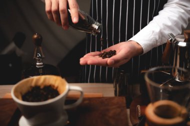 Kafede kahve fincanına espresso yapan profesyonel barista, kafein makinesi, sıcak suyu elle dolduran kişi, sabah kahvaltısı, sıcak içecekteki taze aroma.