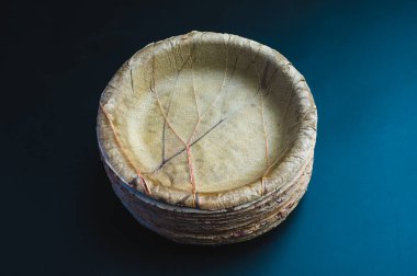 Kurutulmuş palmiye yaprağı veya betel fındığı ve yaprak tabağı tek kullanımlık sofra takımı ürünü, sıfır atık çevre konsepti, siyah arka planda doğal çevre dostu organik gıda ambalajı.