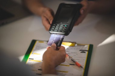 Garaj işletme hizmeti, müşteri müşteri müşterisi, araç otomobil bakım merkezinde satın almak ve onarmak için kredi kartı ya da parayla ödeme yapar, tamirci el ödeme için çalışır, ulaşım süresi