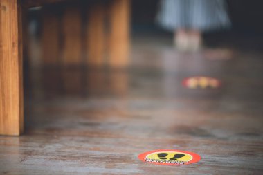 Koronavirüs salgını güvenlik yönergesi yüzünden insanlar kuyrukta ya da dükkanın önünde sıra bekliyor. COVID-19 güvenli sosyal mesafe. Kaydedilmiş zemin işaretleme, bacaklar kapalı, Corona virüs güvenlik kılavuzu kavramı.