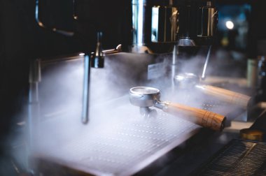 Kafede kahve fincanına espresso yapan profesyonel barista, kafein makinesi, sıcak suyu elle dolduran kişi, sabah kahvaltısı, sıcak içecekteki taze aroma.