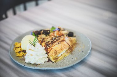 Browni, dondurma ve çikolata soslu vanilyalı soğuk krep tatlı zamanı ve ferahlatıcı tatlı, çırpılmış krema, pasta ve pasta. en üstteki görünüm 