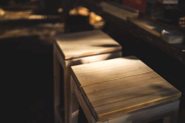 Mobilya ahşap işçiliği atölyesinin arkaplan görüntüsü, marangozlar endüstriyel ahşap malzeme çalışma masası farklı el aletleri ve ahşap kesim standı, klasik filtre görüntü