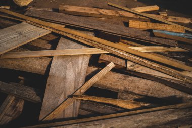 Mobilya ahşap işçiliği atölyesinin arkaplan görüntüsü, marangozlar endüstriyel ahşap malzeme çalışma masası farklı el aletleri ve ahşap kesim standı, klasik filtre görüntü