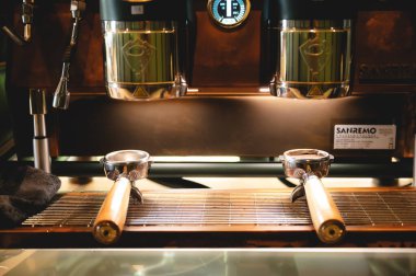 Kafedeki espresso kahve makinesi, kahve yapan profesyonel barmen, bir dükkan veya restoranda barın üzerinde bir fincan kafein, modern kahve dükkanı, kahverengi kapuçino içecek üreticisi.