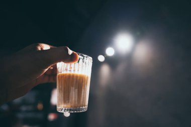 Kafe konsepti, kahve yapan profesyonel barista espresso yapan kahve makineli sıcak içecek, sabah kahvaltısı için süt bardaklı el içeceği, kafein dükkanı işi.