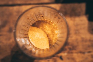 Kafe konsepti, kahve yapan profesyonel barista espresso yapan kahve makineli sıcak içecek, sabah kahvaltısı için süt bardaklı el içeceği, kafein dükkanı işi.