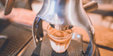 Profesyonel barista, antika kafede taze kahve, bir fincan kahverengi aroma sıcak espresso, sabah için kafein, kahve çekirdeği ve kahvaltı arkaplanı.