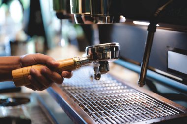 Kafedeki espresso kahve makinesi, kahve yapan profesyonel barmen, bir dükkan veya restoranda barın üzerinde bir fincan kafein, modern kahve dükkanı, kahverengi kapuçino içecek üreticisi.