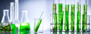 Biyoteknoloji, makro endüstri teknolojisi, çevre için bitki ve planktonla alternatif mikrobiyoloji laboratuvarı, laboratuvarda biyoloji yakıtı, panorama afişi.