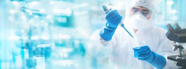 Coronavirus aşısı, virüs enjeksiyonu medikal, grip salgını ve hastanede bulunan hastaların sağlığını test etmek için laboratuvarda ilaç tedavisi üzerinde çalışan bir doktor.