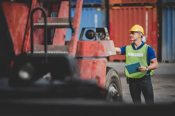 産業物流貨物輸送の面でコンテナターミナルで働いているエンジニアフォアマンは 輸出と輸入 倉庫配送ビジネス貨物輸送 安全性とポートでの負荷制御 — ストック写真