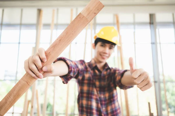 Stolarz Pracujący Narzędziami Budownictwa Drewnianego Drewnianym Sprzętem Prac Rzemieślniczych Warsztatowych — Zdjęcie stockowe