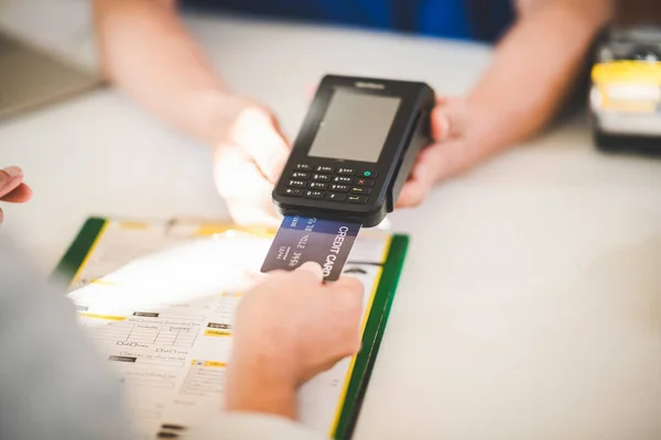 Garage Zakelijke Dienst Klant Klant Een Betaling Met Creditcard Geld — Stockfoto