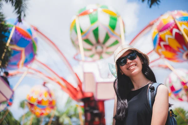 Ein Schönes Asiatisches Mädchen Genießt Ihren Urlaub Vergnügungspark Einem Sonnigen — Stockfoto