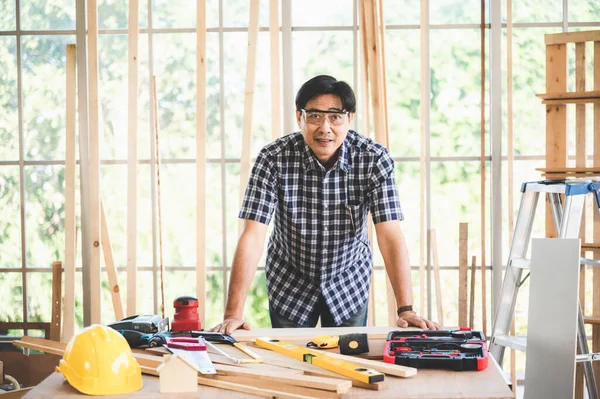 Handwerker Schreiner Der Mit Werkzeug Der Holzbauindustrie Und Hölzernen Geräten — Stockfoto