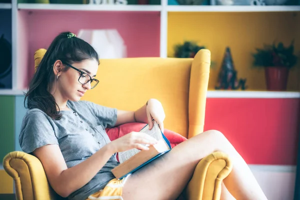 Jovem Está Lendo Livro Literatura Texto Sobre Sofá Amarelo Sala — Fotografia de Stock