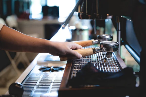 Eszpresszó Kávéfőző Kávézóban Profi Barista Forró Ital Koffeint Készít Egy — Stock Fotó