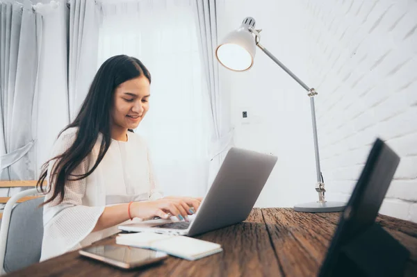 Una Chica Asiática Trabajar Desde Casa Ordenador Portátil Sentado Casa Fotos de stock