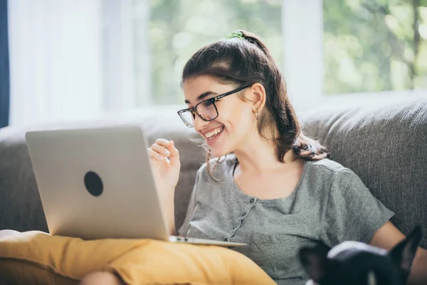 Business Kaukasische Vrouw Persoon Met Behulp Van Laptop Computer Online Stockfoto