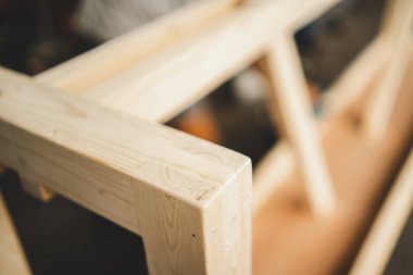 Ahşap malzeme endüstriyel arka plan, marangoz makine ekipmanları ahşap inşaat fabrikası için, doğal ahşap desen üzerine kahverengi renk desenli çalışmalar