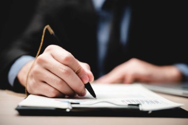 İş finans belgesi onaylanıyor, işadamı ofiste sözleşme imzalıyor, insanlar başarı için buluşuyor imza kağıtları, ipotek ve kredi, borç bankacılığı için yasayla çalışan noter