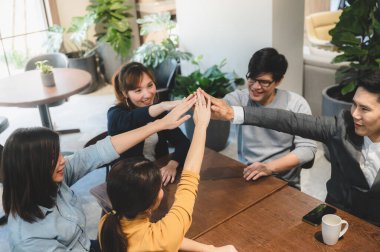 İş ortağı ortaklığı ekibi, iş ortaklığı ortaklığı, sözleşme anlaşması projesi, müşteriyle yürütme tartışması, işletme yöneticisinin takım çalışması ve beyin fırtınası.